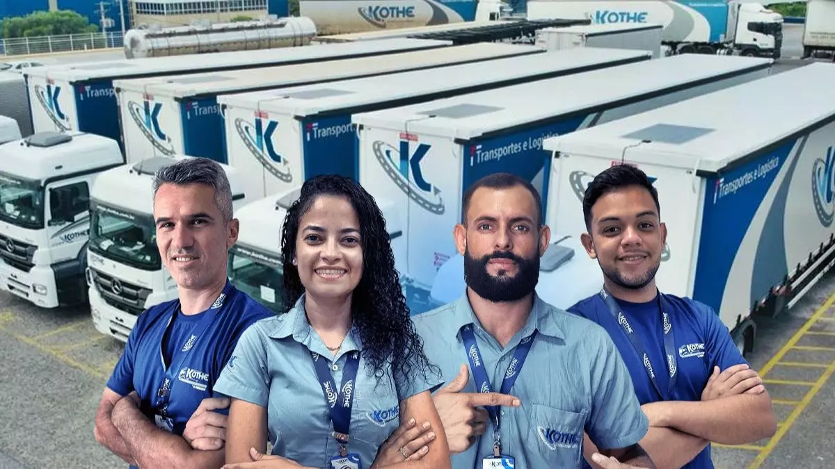 A foto mostra uma frota de carretas da Trans Kothe e alguns motoristas