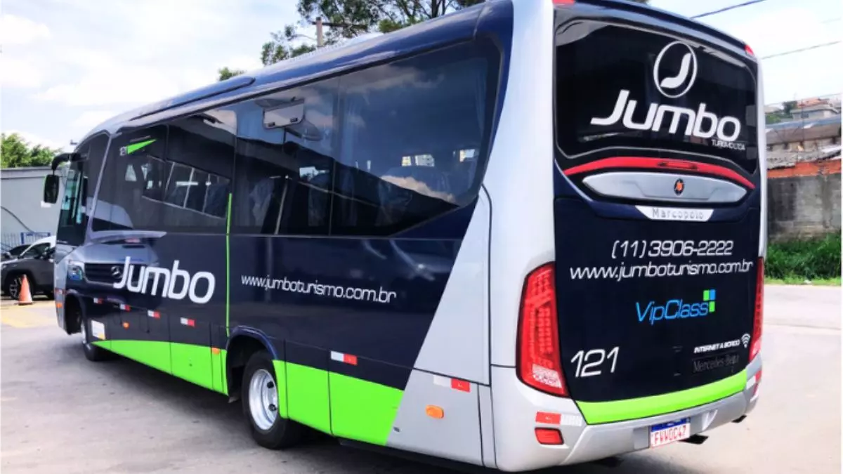 A foto mostra um ônibus da Jumbo Turismo