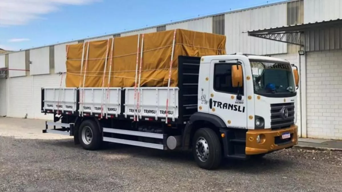 A foto mostra um truck da Transli