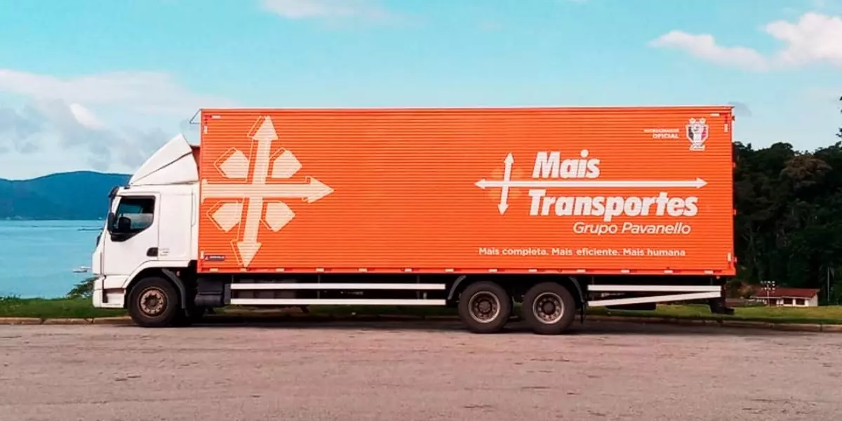 A foto mostra um truck da Mais Transportes