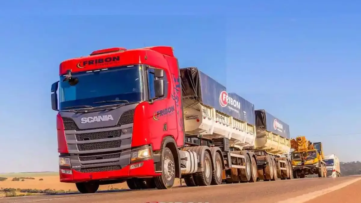 A foto mostra uma carreta da Fribon Transportes