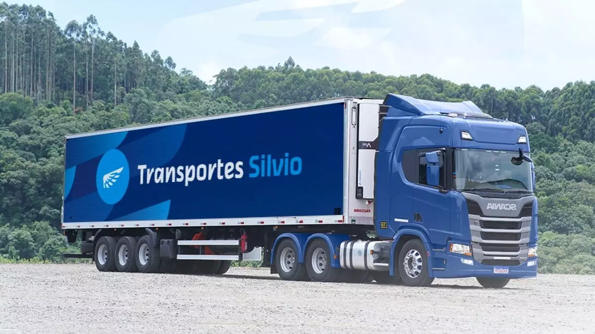 A foto mostra uma carreta da Transportes Silvio