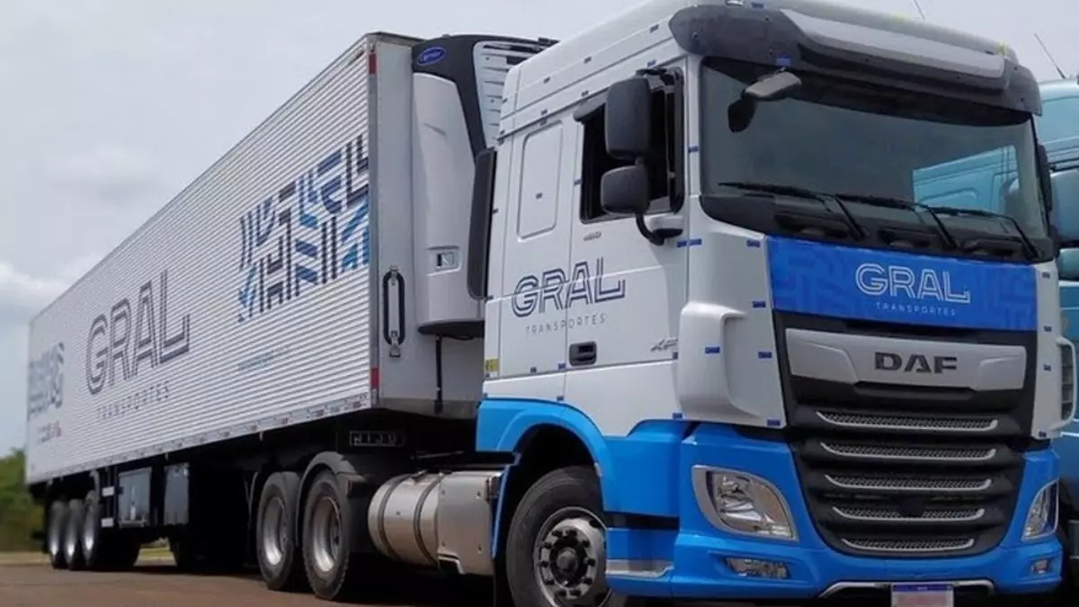 A foto mostra uma carreta da Transportes Gral