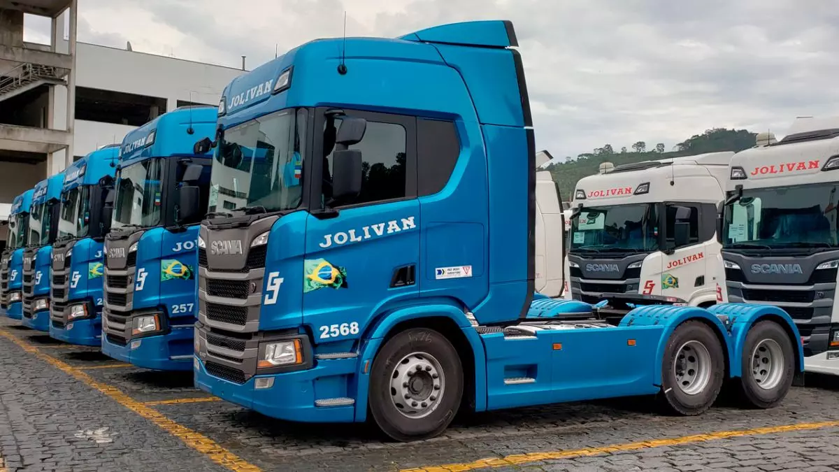 A foto mostra uma frota de caminhões da Transportadora Jolivan