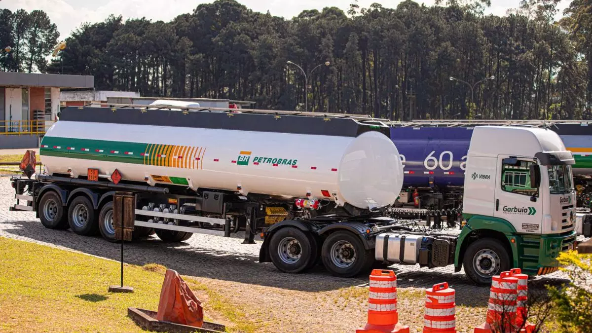 A foto mostra uma carreta da Garbuio Transportadora