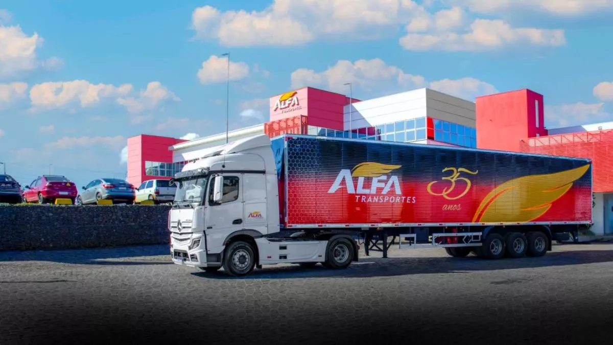 A foto mostra uma carreta da Alfa Transportes