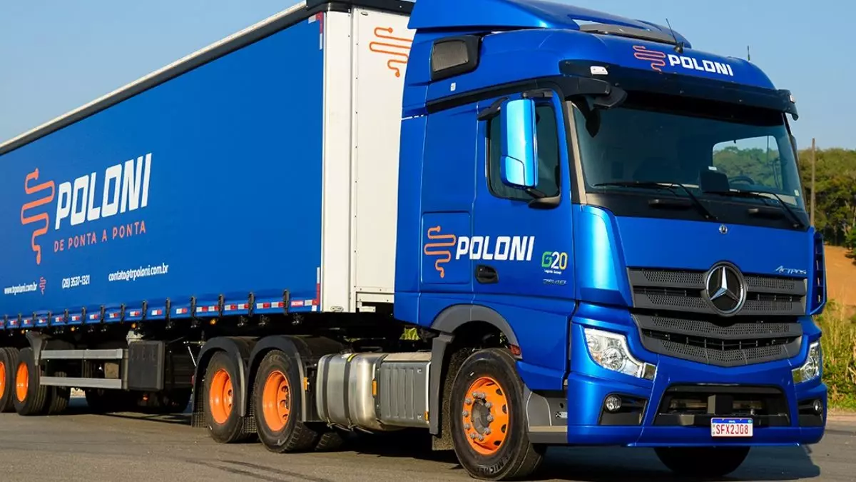 A foto mostra uma carreta da Transportes Poloni