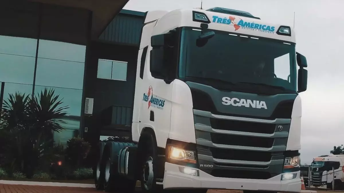 A foto mostra um caminhão da Três Américas Transporte