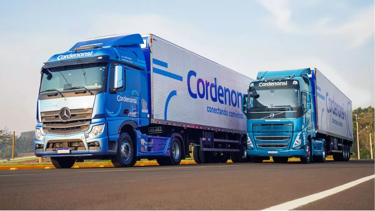 A foto mostra dois caminhões da Cordenonsi