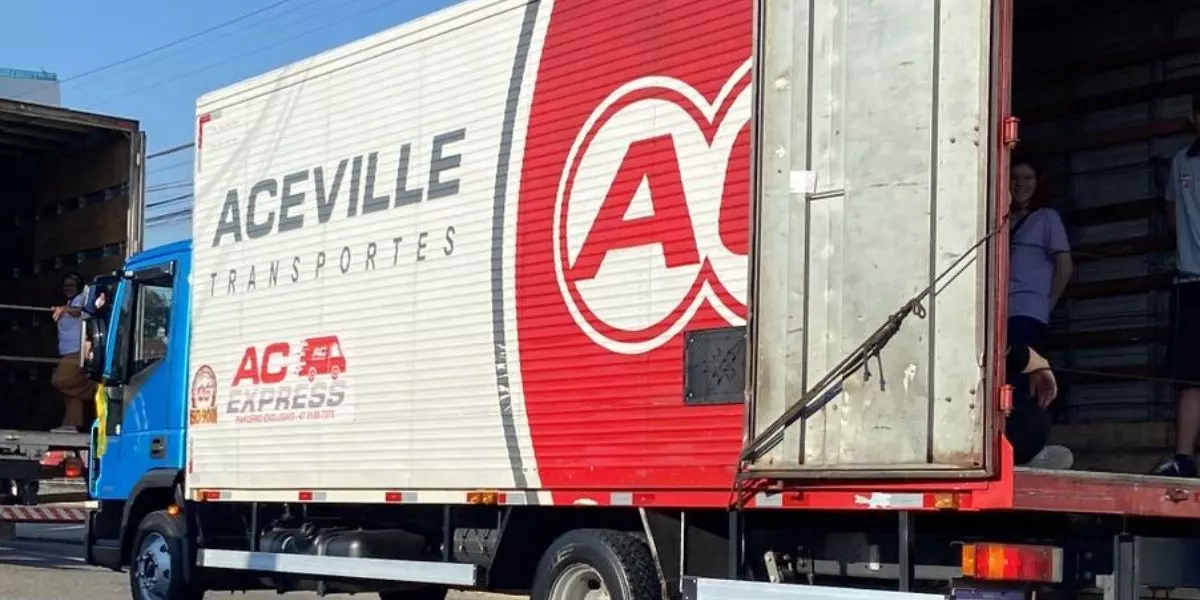 A foto mostra um caminhão da Aceville Transportes