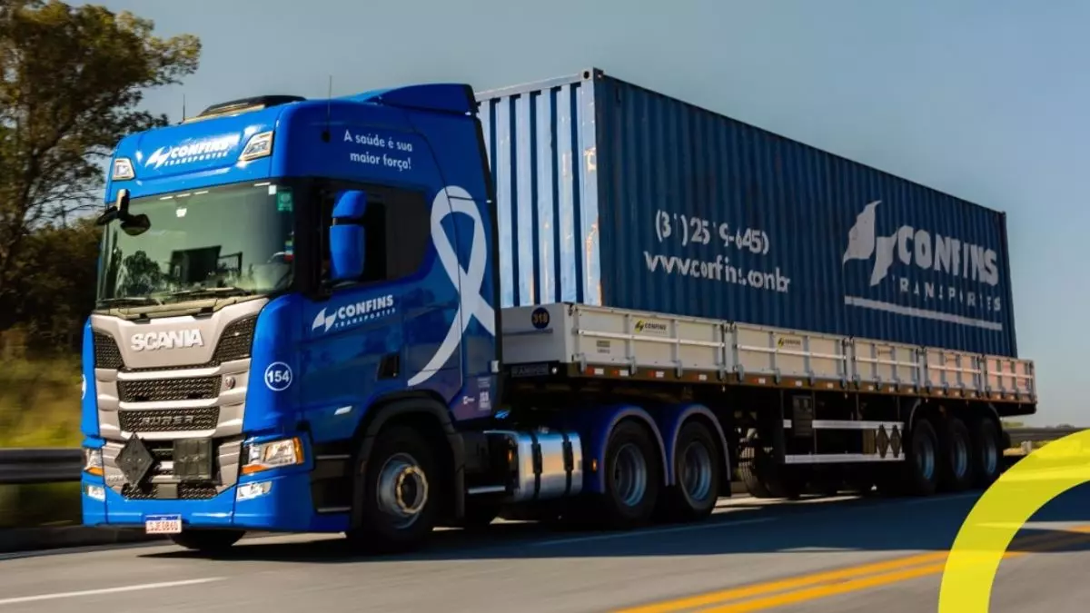 A foto mostra uma carreta da Confins Transportes