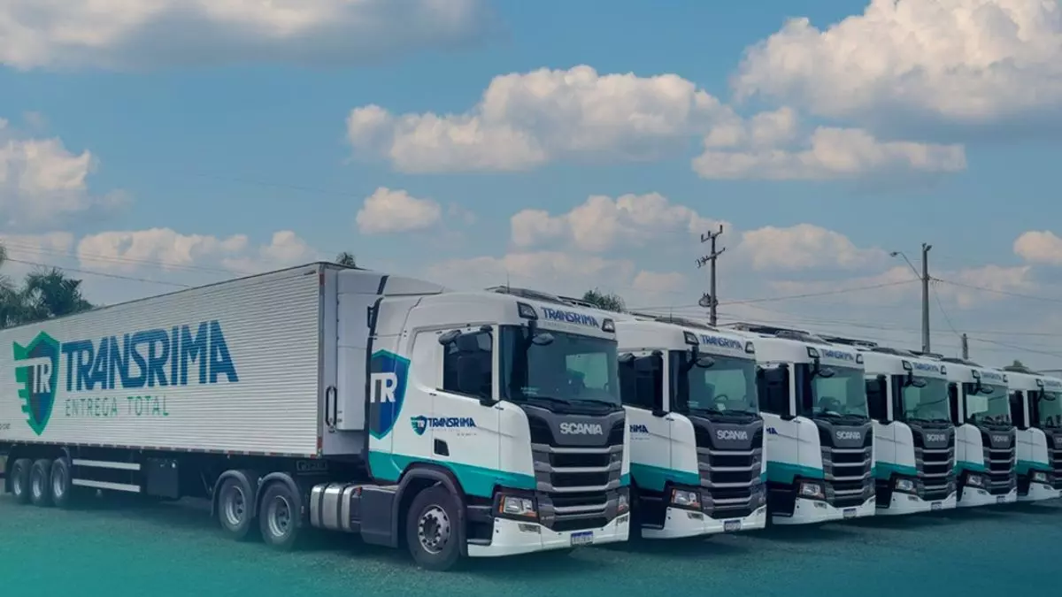 A foto mostra uma frota de carretas da Transrima