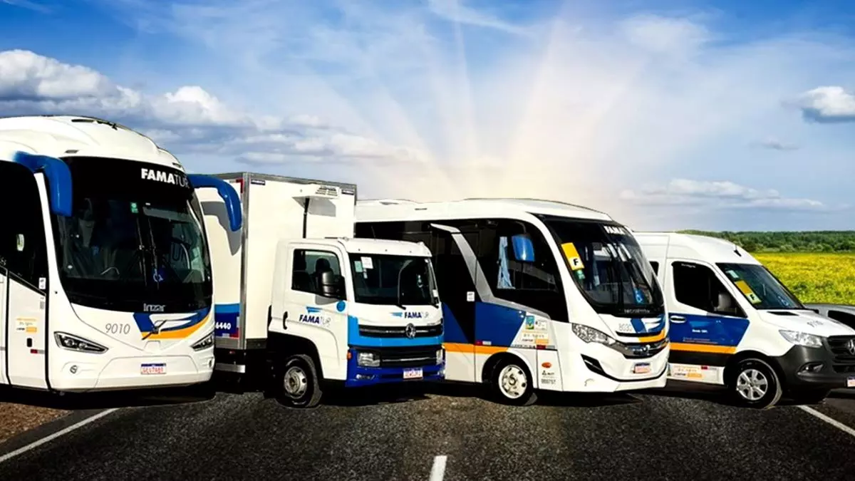 A foto mostra uma frota de veículos do Grupo Famatur