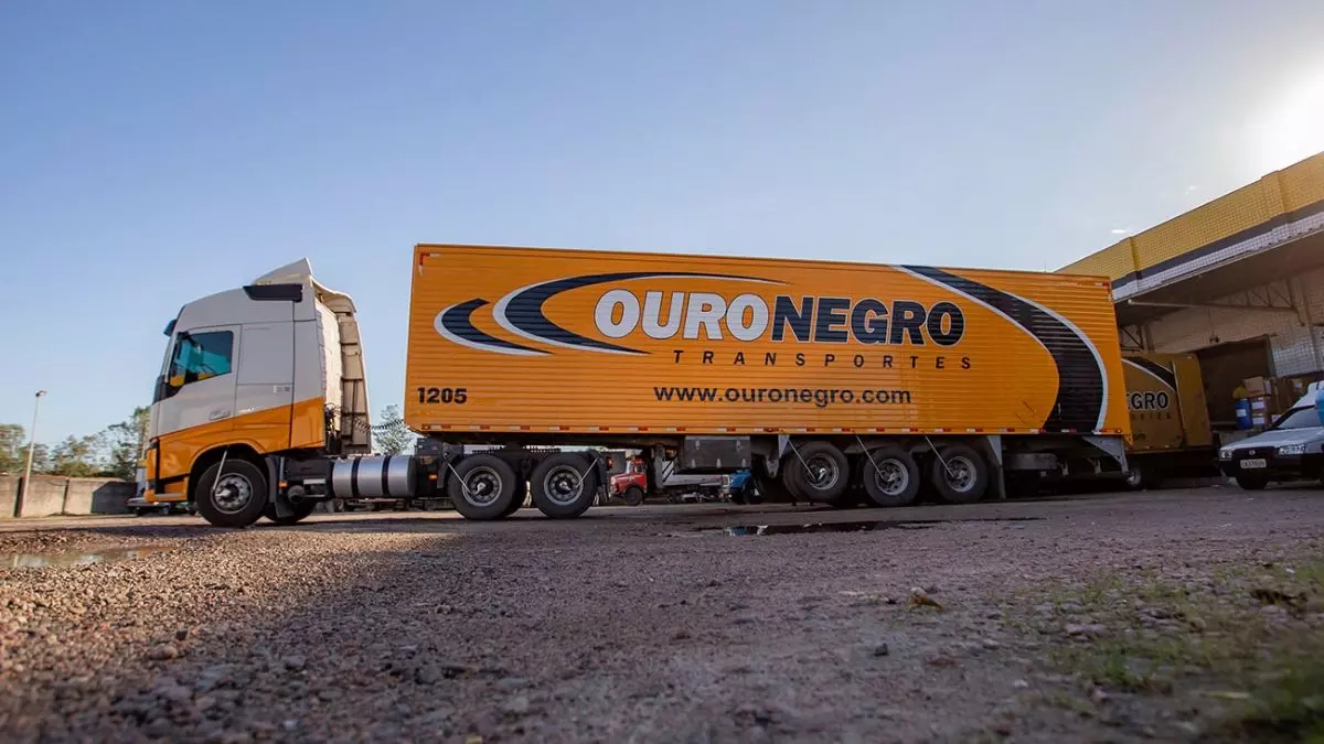 A foto mostra uma carreta da Ouro Negro Transportes