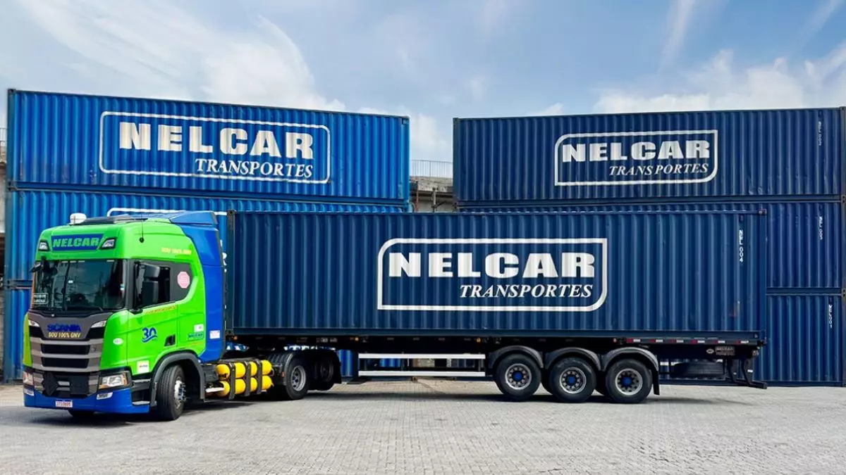 A foto mostra uma carreta da Nelcar Transportes