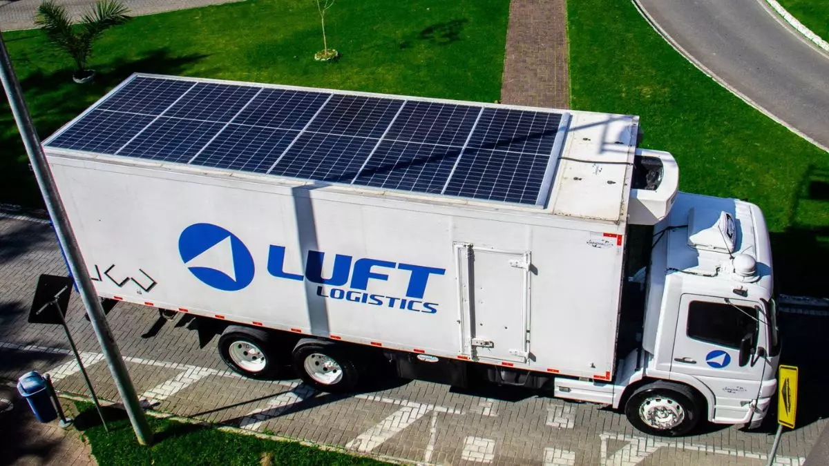 A foto mostra um caminhão da Luft Logistics