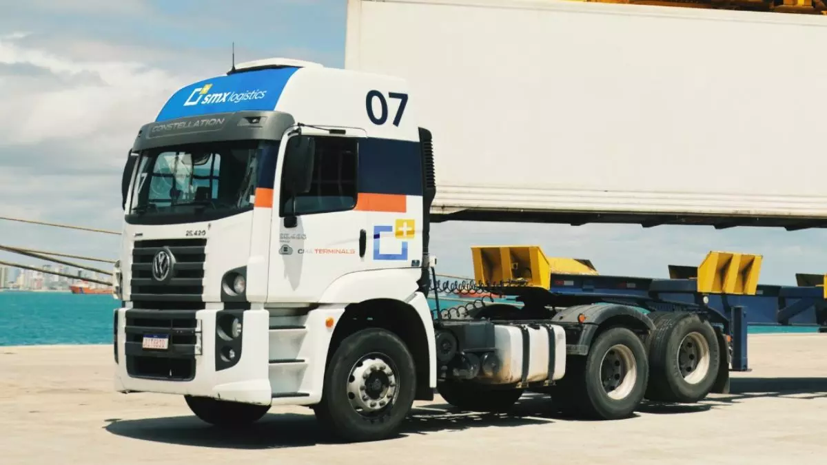 A foto mostra uma carreta da SMX Logistics