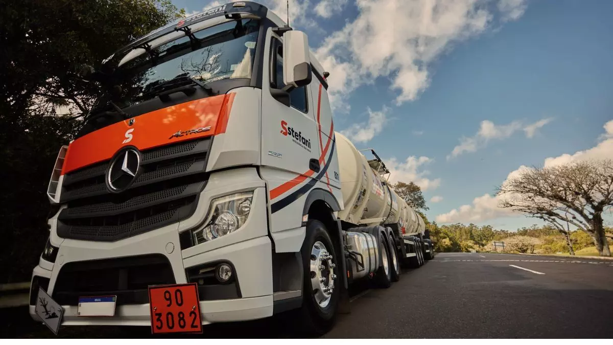A foto mostra uma carreta da Stefani Transportes