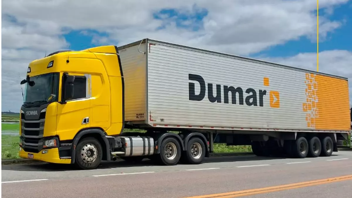 A foto mostra uma carreta da Transportes Dumar