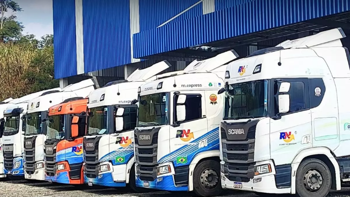 A foto mostra uma frota de caminhões da RN Logística