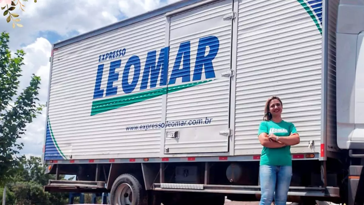 A foto mostra um caminhão da Expresso Leomar