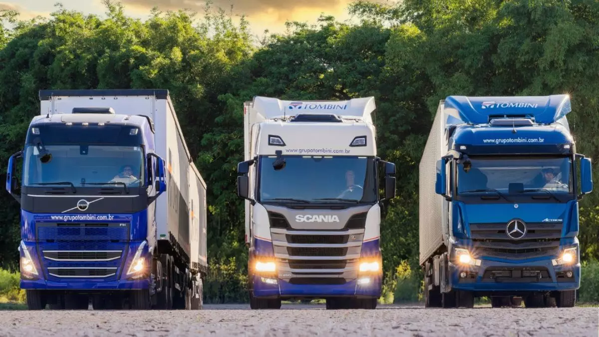 A foto mostra uma frota de caminhões do Grupo Tombini