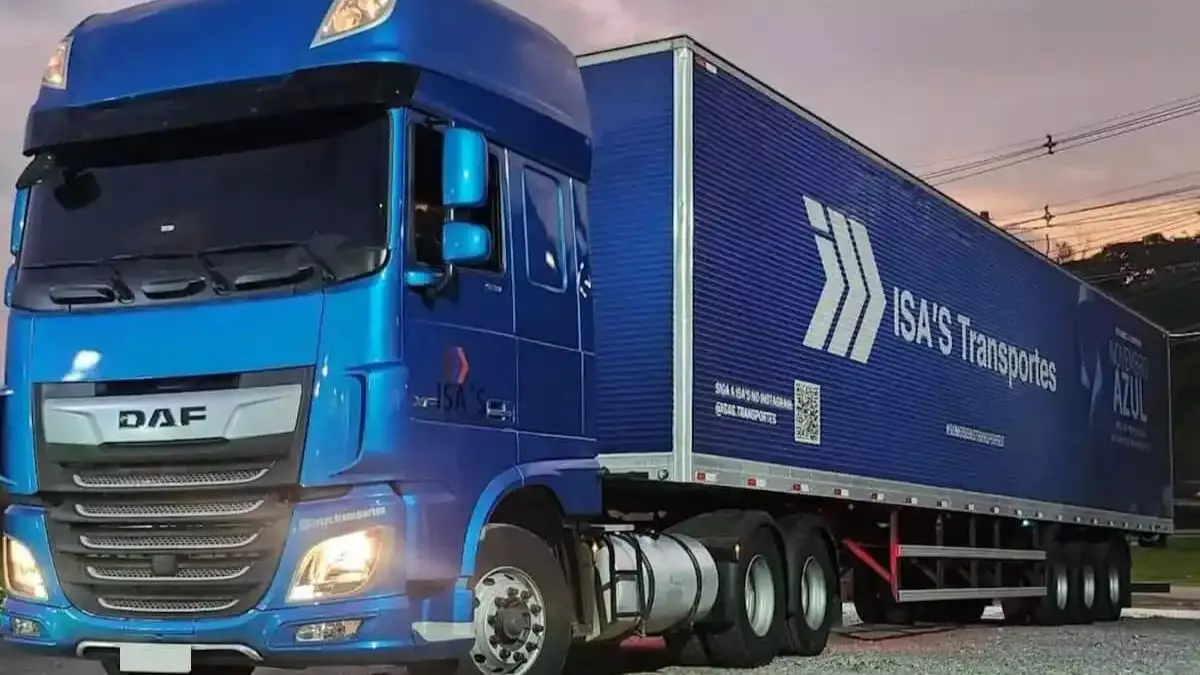 A foto mostra uma carreta da ISA'S Transportes