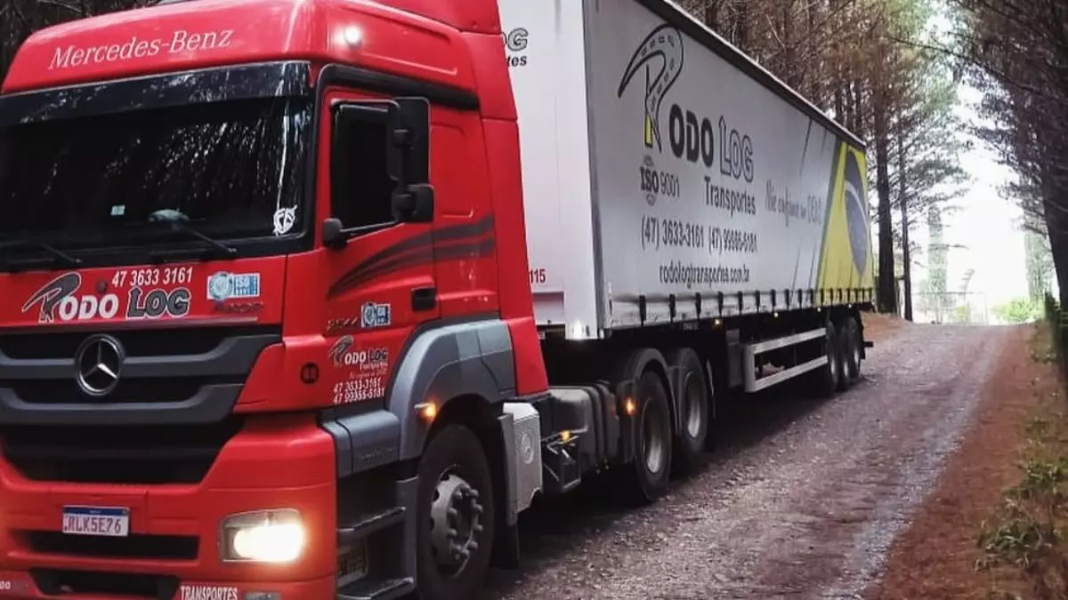 A foto mostra uma carreta da Rodolog Transportes