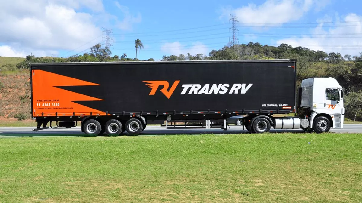 A foto mostra uma carreta da TransRV