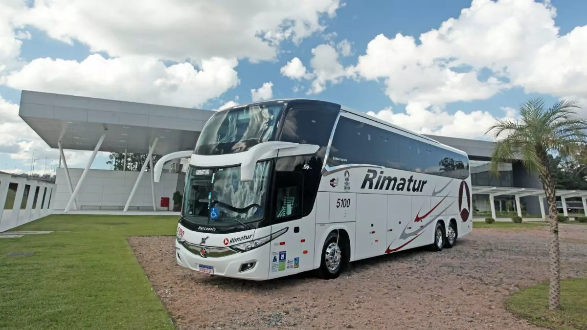 A foto mostra um ônibus da Rimatur