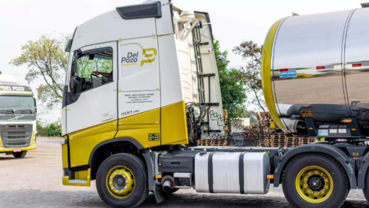A foto mostra uma carreta da Del Pozo Transportes