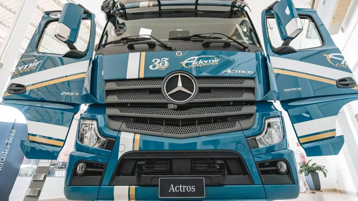 A foto mostra um caminhão do Grupo Ademir Transportes