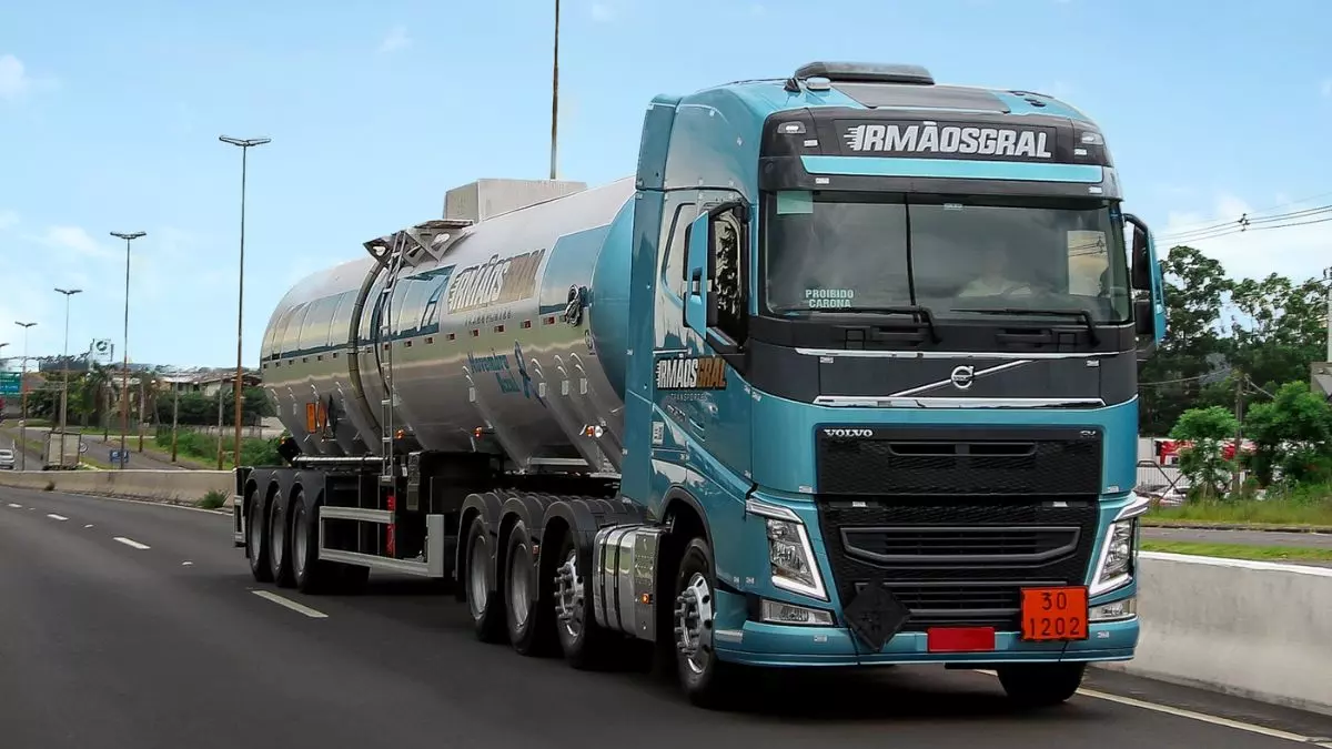 A foto mostra uma carreta da Irmãos Gral Transportes