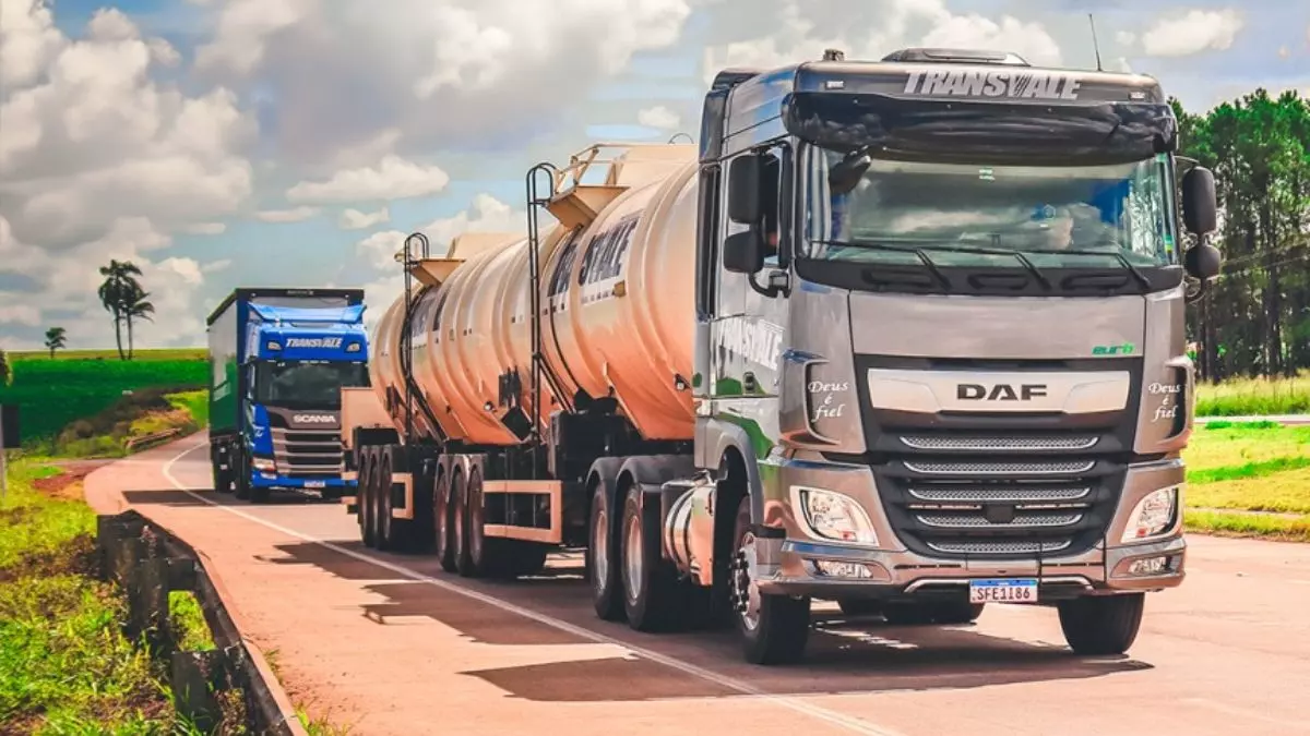 A foto mostra duas um rodotanque da Transvale e uma carreta da Transvale