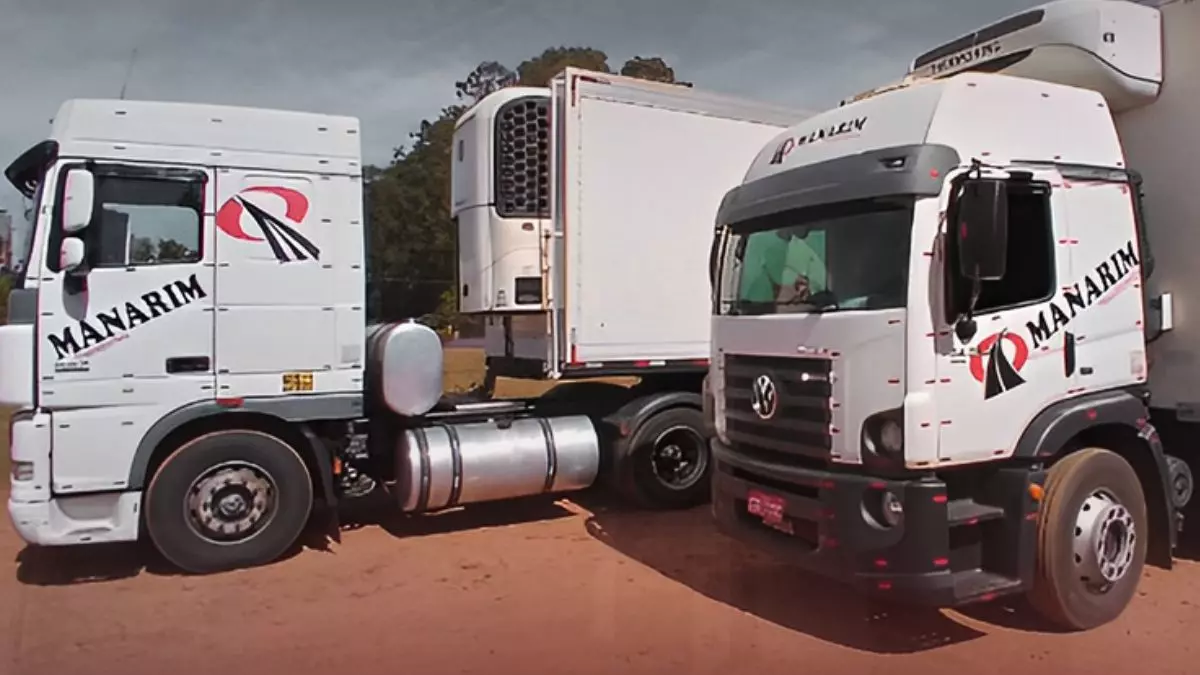 A foto mostra uma carreta e um caminhão da Manarim Transportes