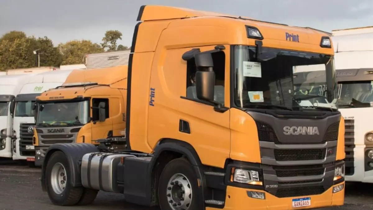 A foto mostra uma frota de carreta da Transportadora Print