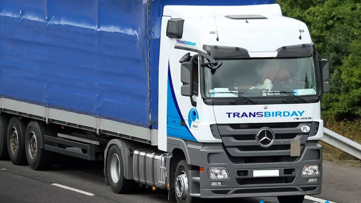 A foto mostra uma carreta da Transbirday