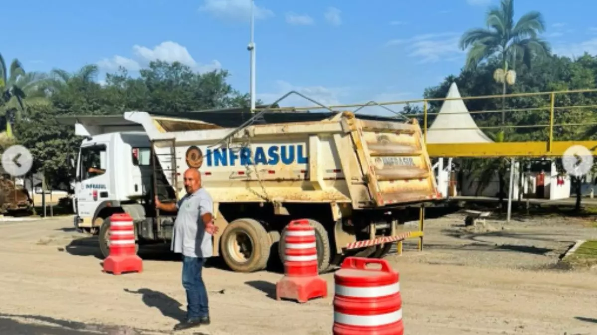 A foto mostra um caminhão e um motorista da Infrasul Infraestrutura