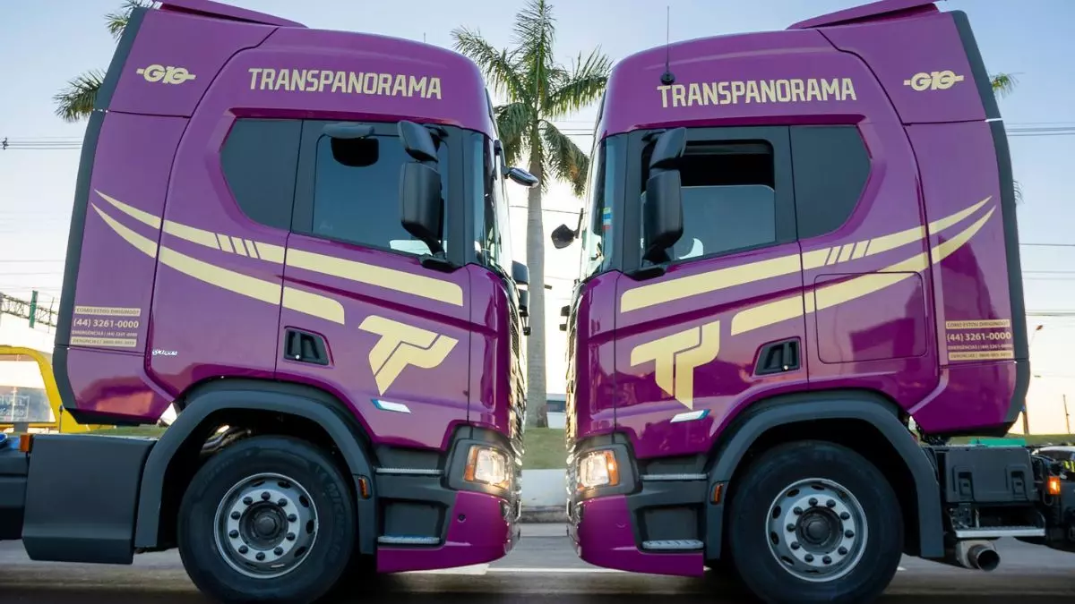 A foto mostra 2 caminhões da Transpanorama
