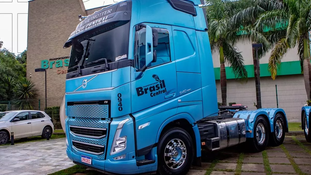 A foto mostra um caminhão da Transportadora Brasil Central
