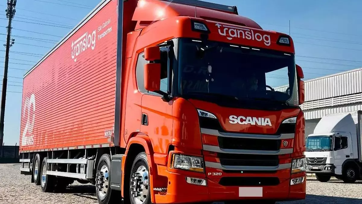 A foto mostra uma carreta da Translog Transportes