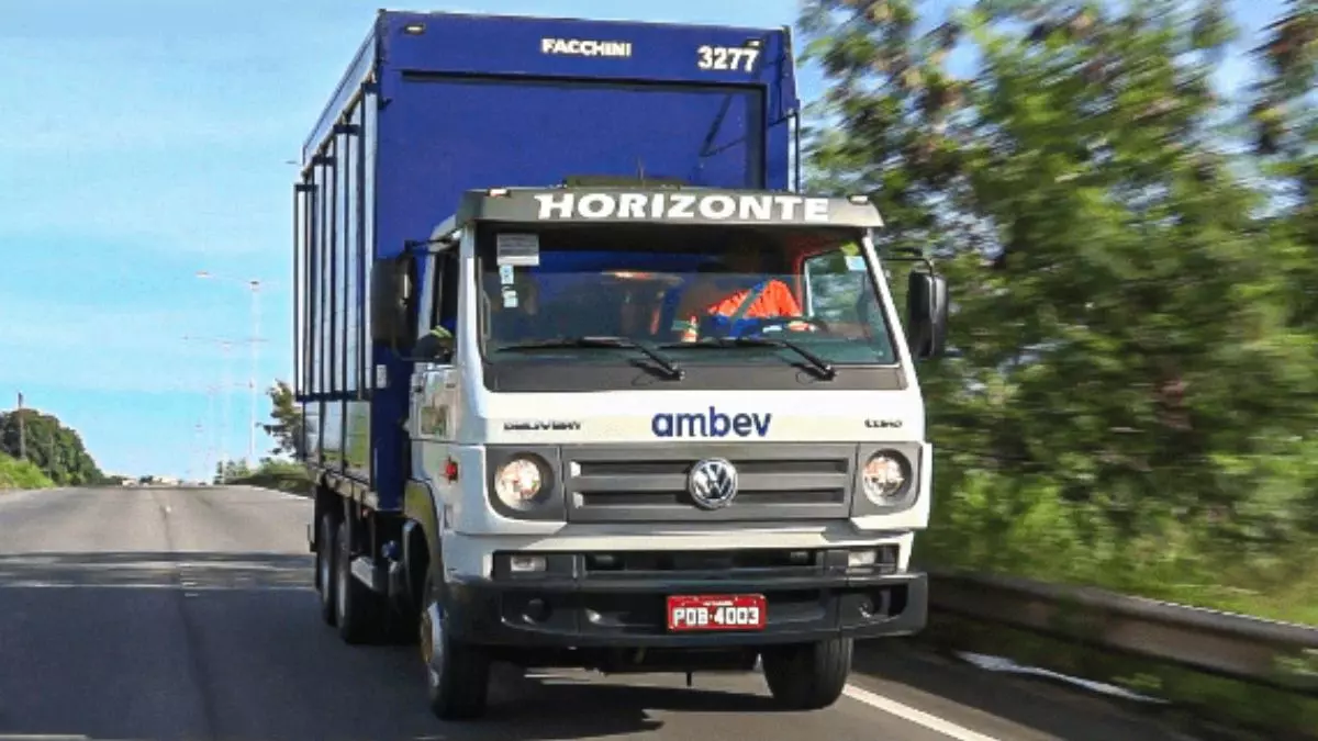 A foto mostra um caminhão do Grupo Horizonte Logística