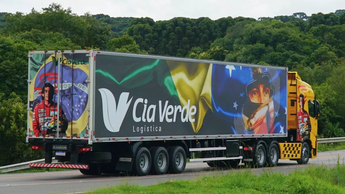 A foto mostra uma carreta da Cia Verde e Logística