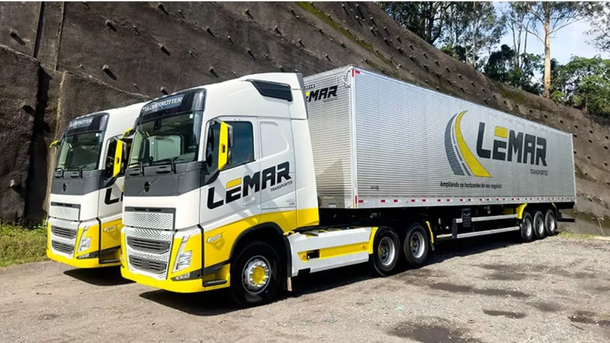 A foto mostra duas carretas da Lemar Transportes