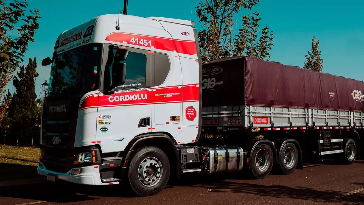 A foto mostra uma carreta graneleiro da Cordiolli Transportes