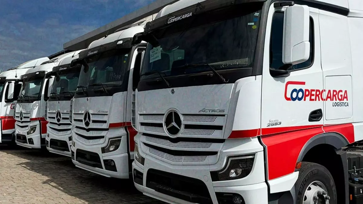 A foto mostra uma frota de caminhões do Grupo Coopercarga