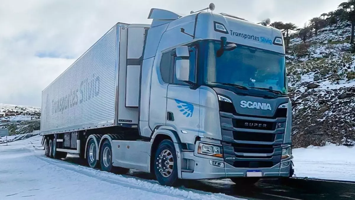 A foto mostra uma carreta da Transportes Silvio