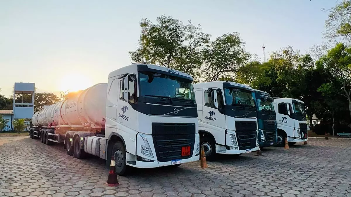 A foto mostra uma frota de carretas do Grupo Masut