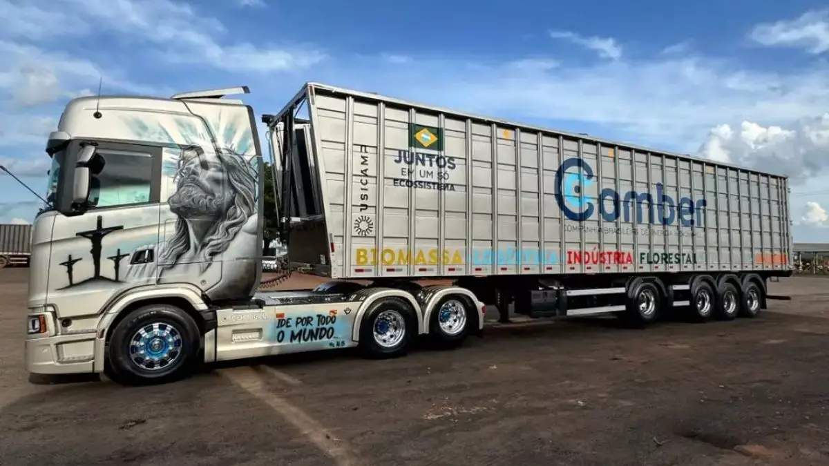 A foto mostra uma carreta florestal do Grupo Comber Logística