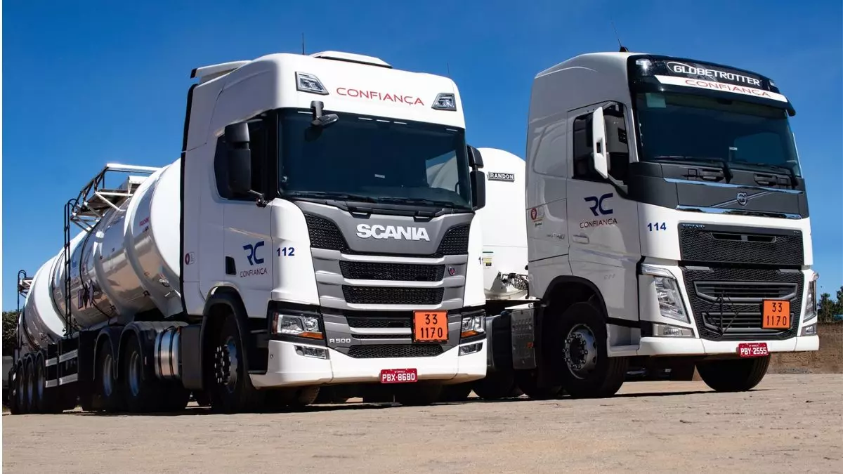 A foto mostra duas carretas rodotrem da Rodoviário Confiança